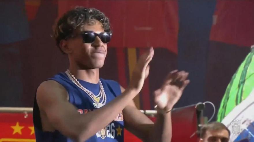 Lamine Yamal irrumpe en el escenario con su tema icónico