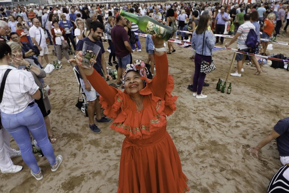 Gijón bate el récord de escanciado simultáneo de sidra