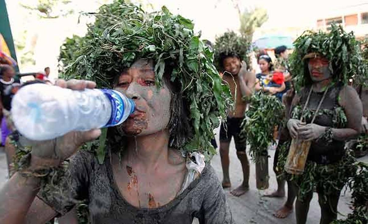 Un membre dels Bulanting (Persones del fang) es pren un descans després de la seva processó anual per demanar bona salut, a l’illa de Marinduque (Filipines)