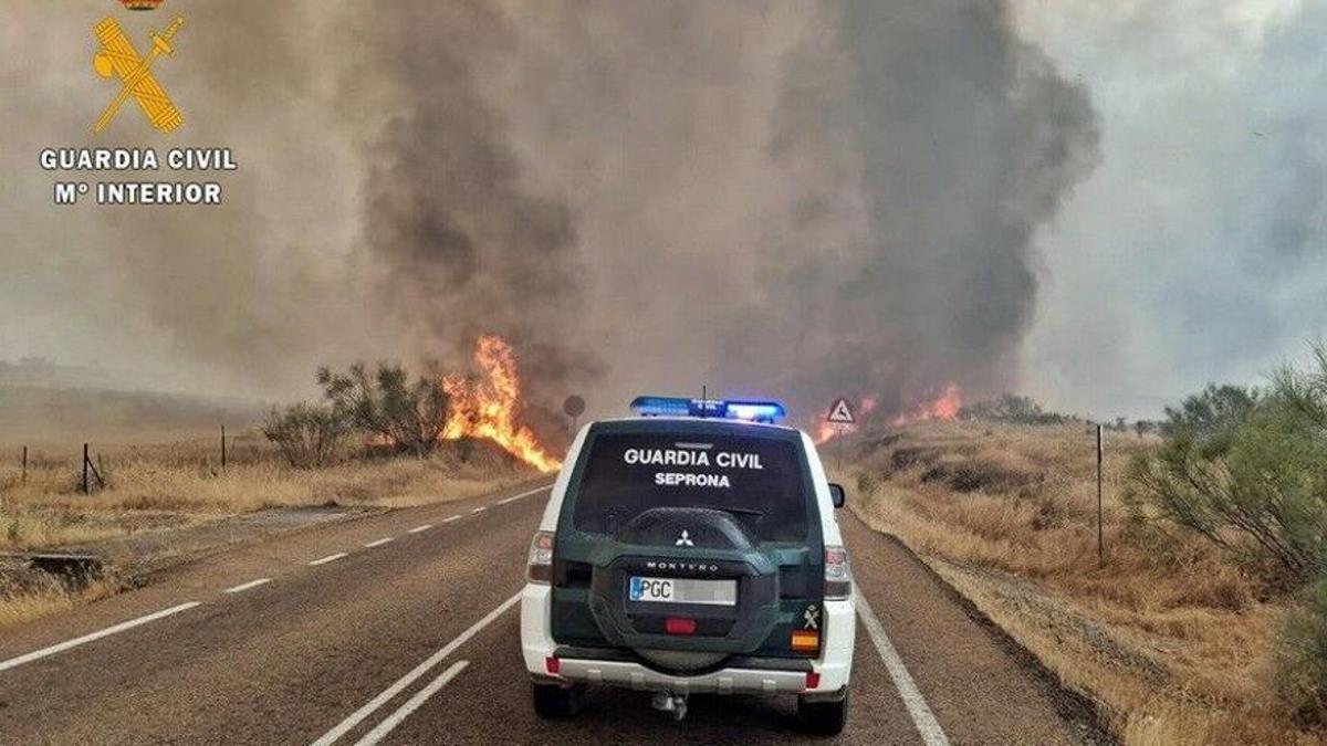 Un vehículo de la Guardia Civil ante un incendio en una imagen de archivo
