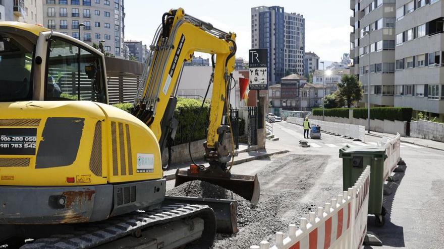 Aspecto de un tramo de la calle Romil en el que continúan los trabajos en su humanización.   | // ALBA VILLAR