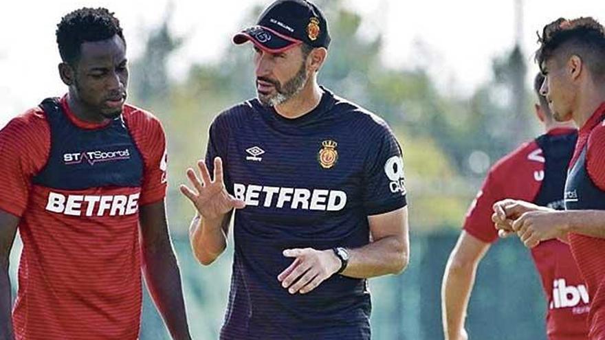 El entrenador del Mallorca, Vicente Moreno, da instrucciones a Baba Rahman en la sesión de ayer en Son Bibiloni.