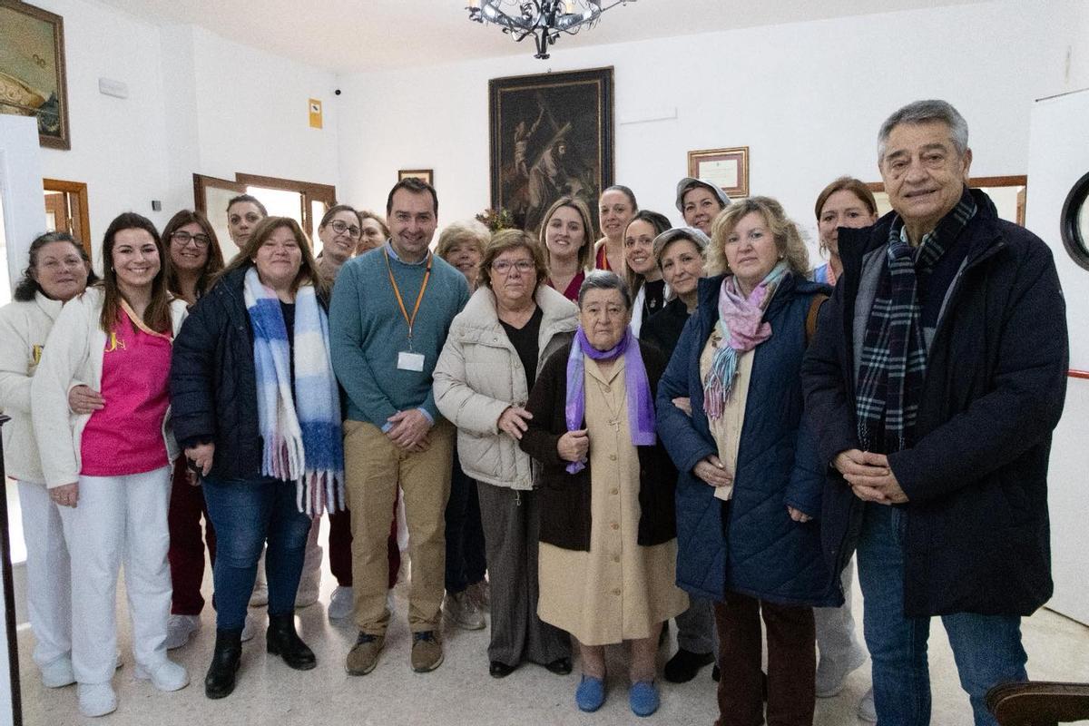 Autoridades con personal de la residencia.