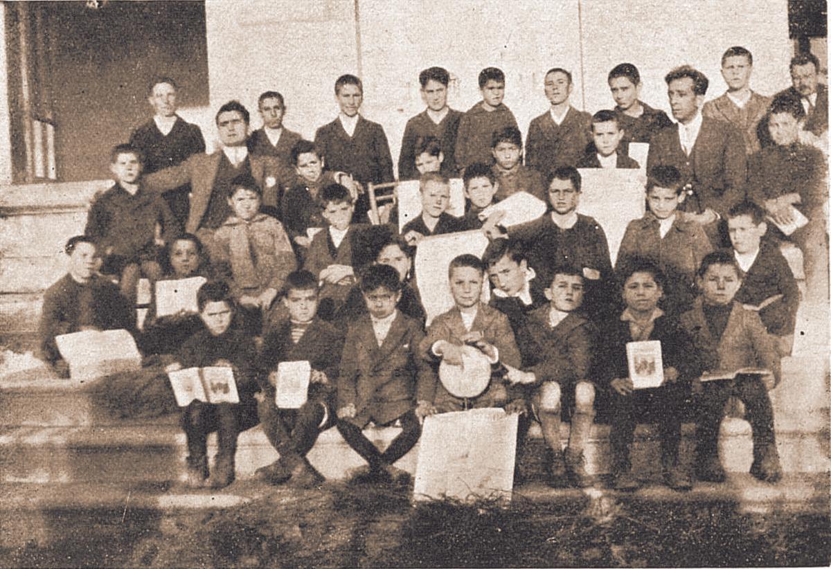 Alumnos de la escuela preparados para ir de excursión .