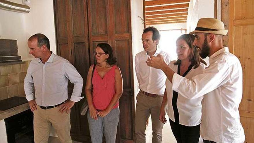 El conseller Marc Pons y la presidenta balear Francina Armengol durante la visita a unas viviendas del Ibavi.