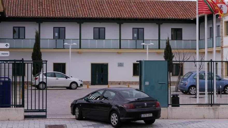 Acceso al vivero de empresas de la Diputación en la carretera de La Aldehuela.