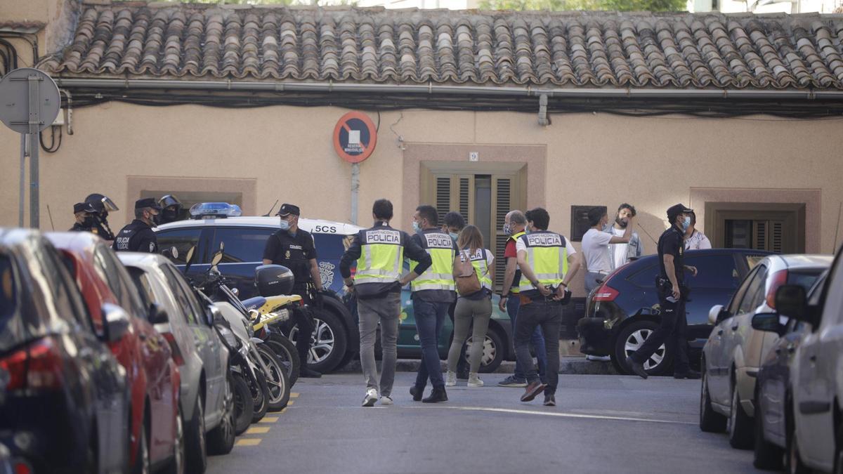 Policías en Son Gotleu, tras uno de los enfrentamientos entre los dos clanes.