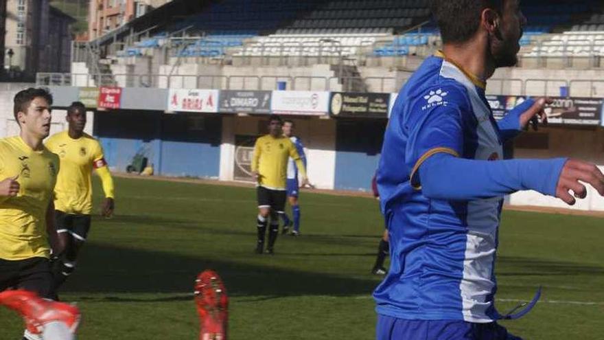 Dani Laviana en el partido ante el Real Avilés.