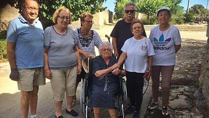 Felisa Sastre Conejo rodeada de familiares y vecinos de Monumenta.