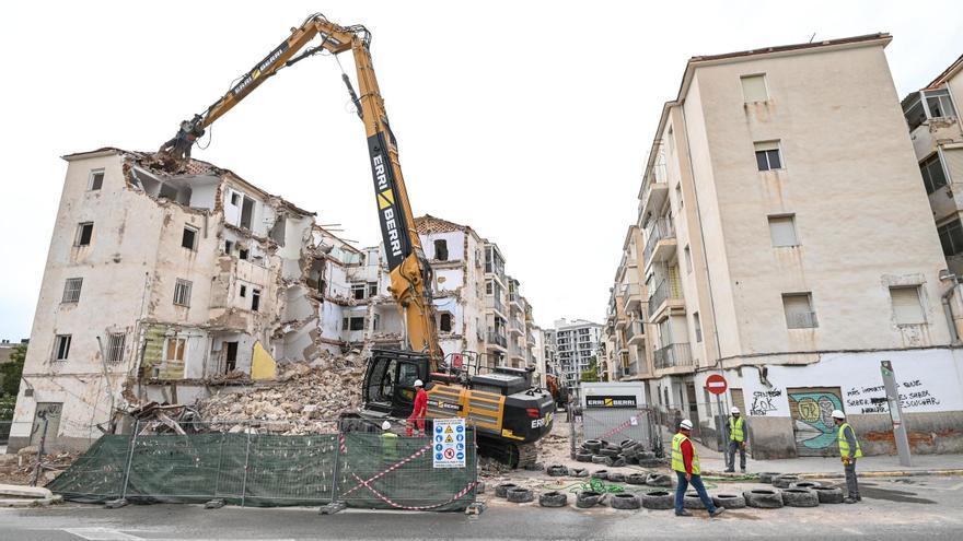 Comienza la demolición del bloque 11 en el barrio de San Antón de Elche