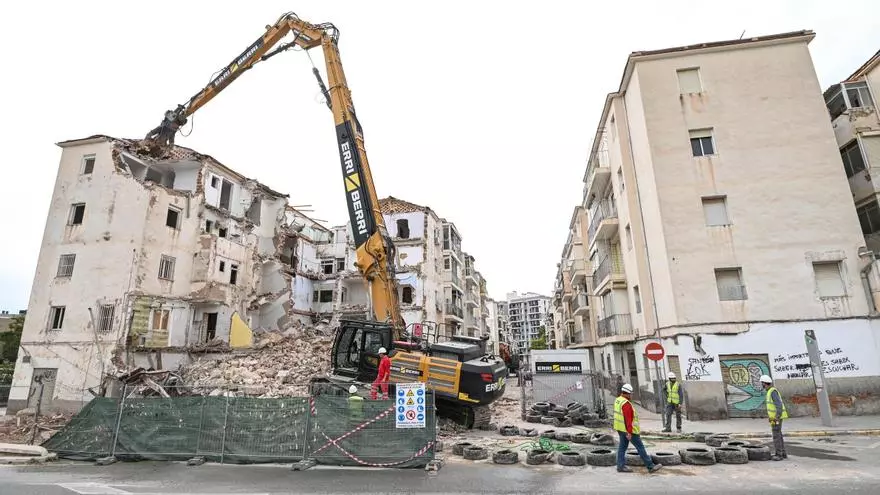 Comienza la demolición del bloque 11 en el barrio de San Antón de Elche