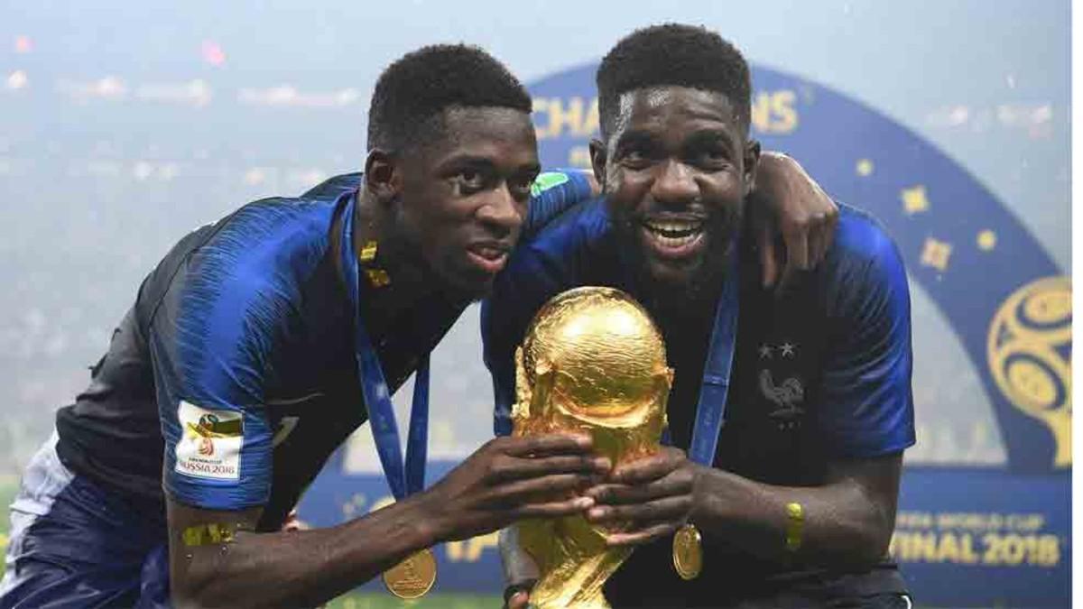 Umtiti y Dembélé junto a la Copa del Mundo