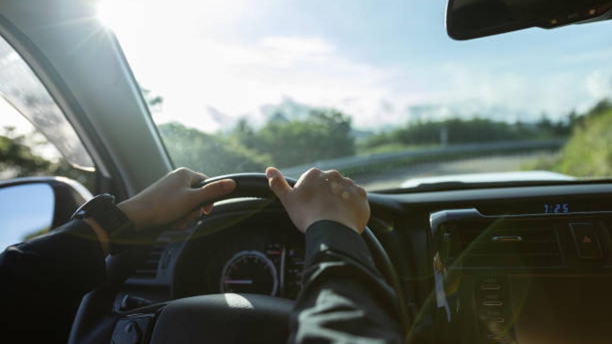 Una persona conduciendo