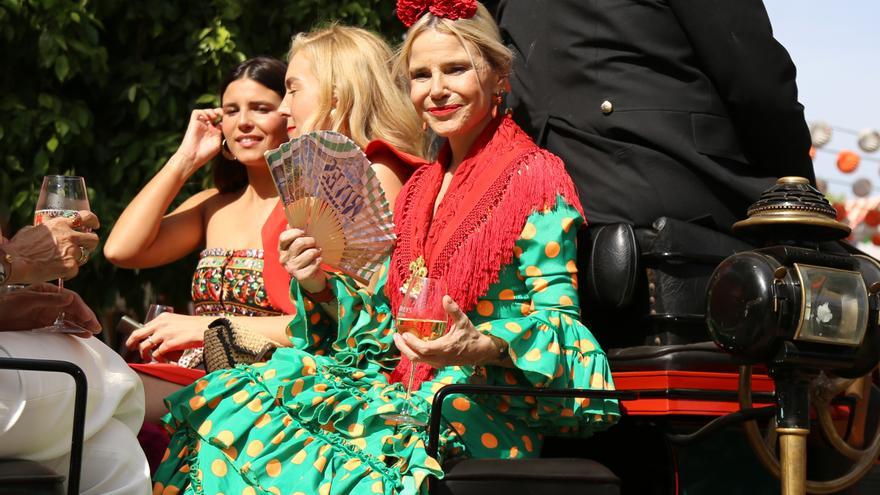 Tana Rivera y Eugenia Martínez de Irujo en coche de caballos por la Feria de Abril