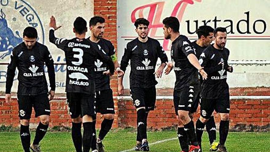 Los jugadores del Zamora CF celebran uno de los goles de Escudero.