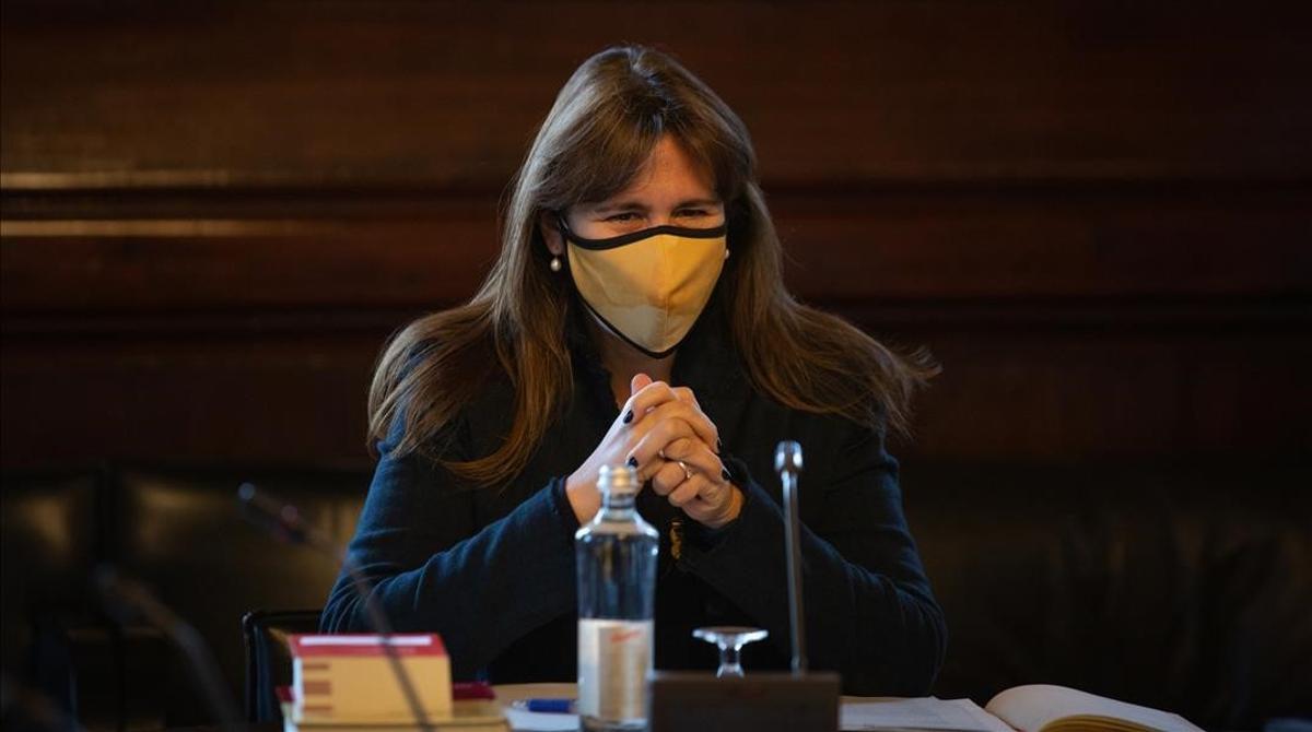 Laura Borràs preside la reunión de la nueva Mesa del Parlament.