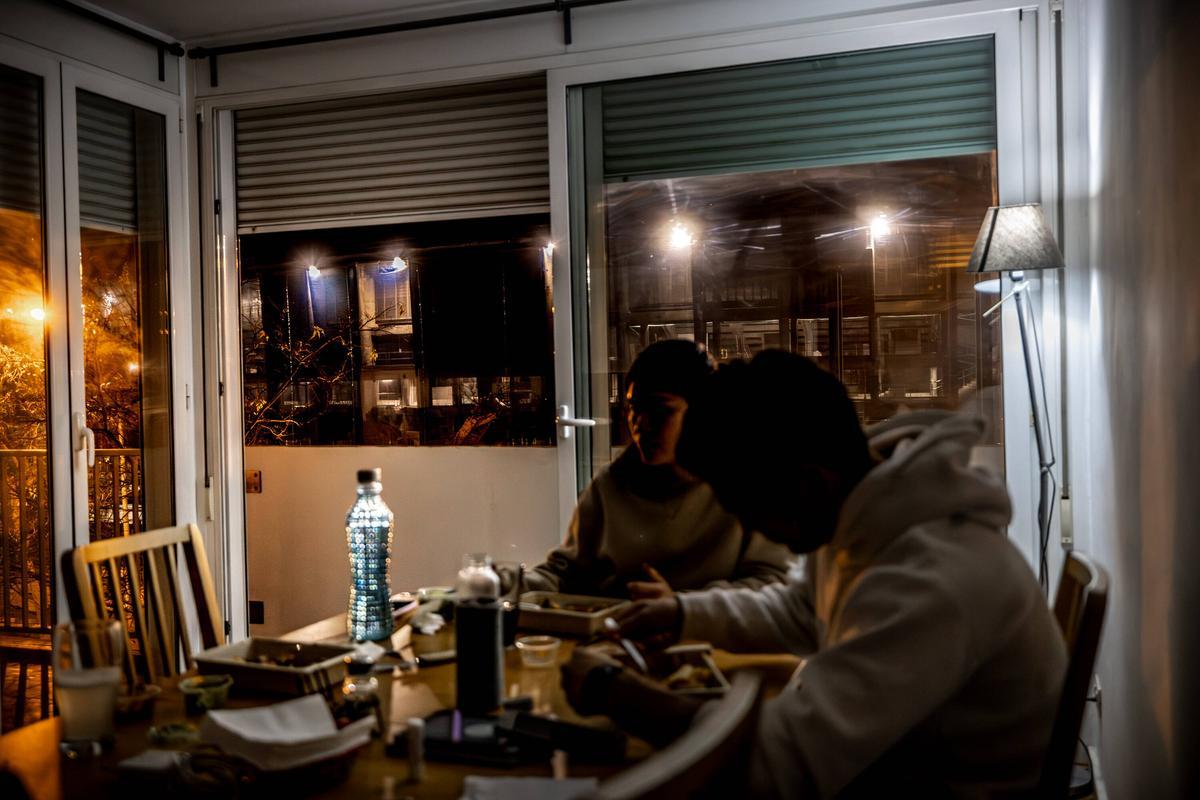 Dos vecinos que viven delante del Camp Nou, mientras cenan.