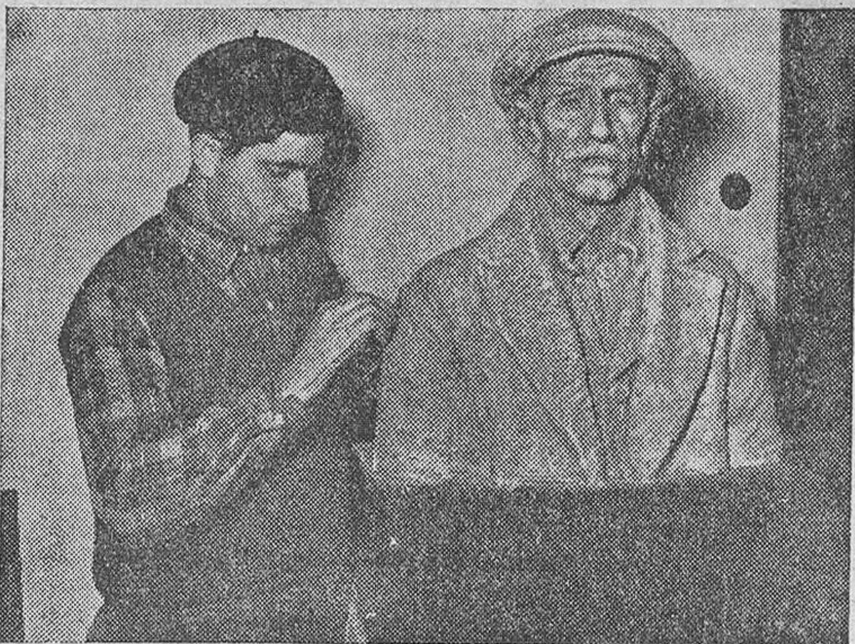El escultor vigués Raúl Comesaña con &quot;El Aldeano&quot; en 1960.