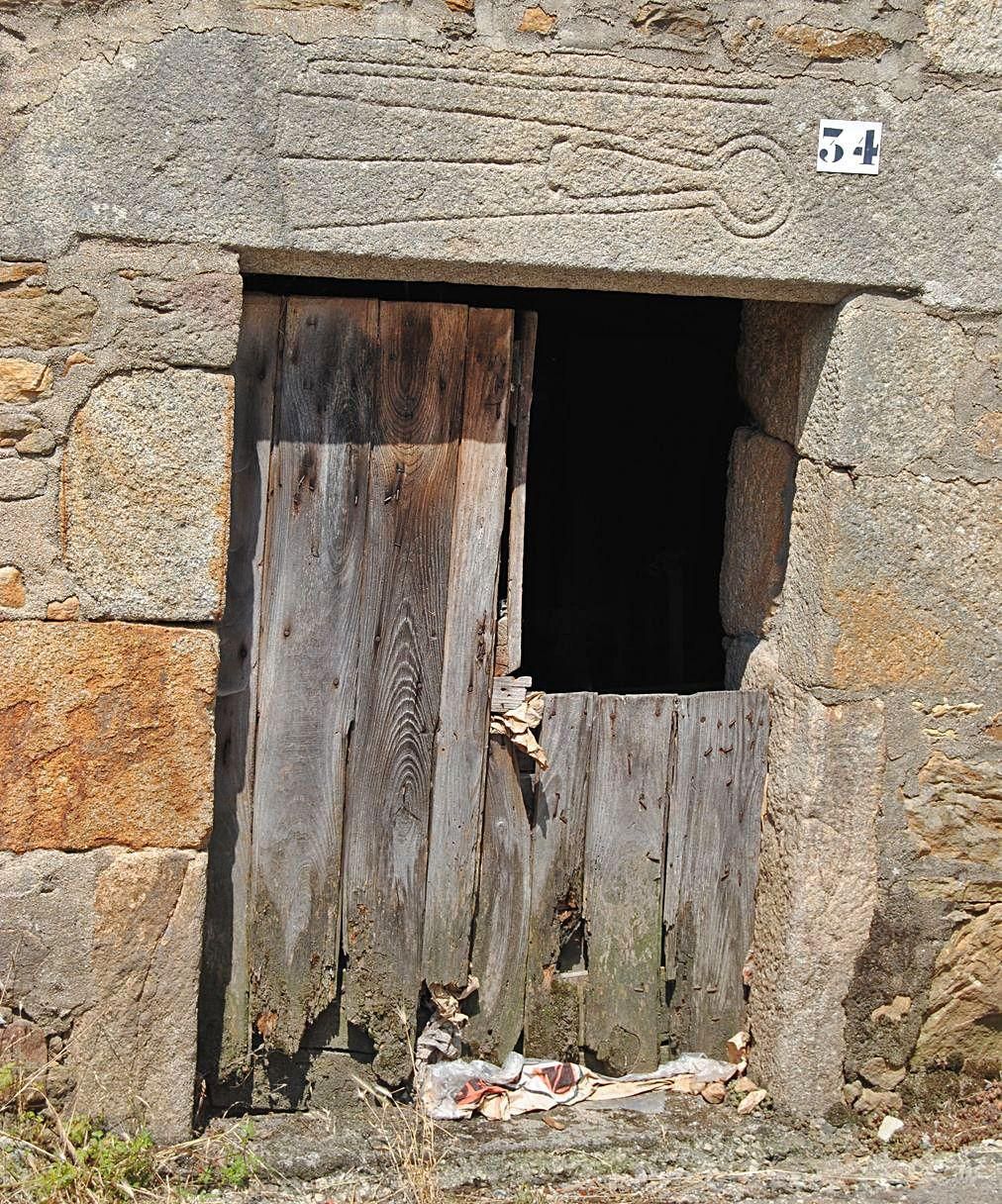 Fachada da Casa do Ferreiro, 
coa nova porta.   | // A.A.