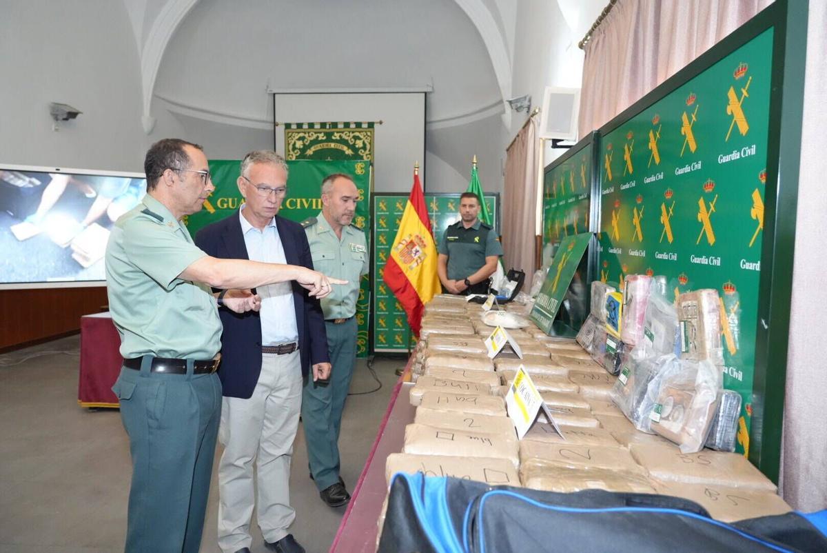El general jefe Andrés Velarde, el delegado del Gobierno, José Luis Quintana, y el tenente coronel Manuel Delgado, este lunes junto al alijo en la comandancia de Badajoz.
