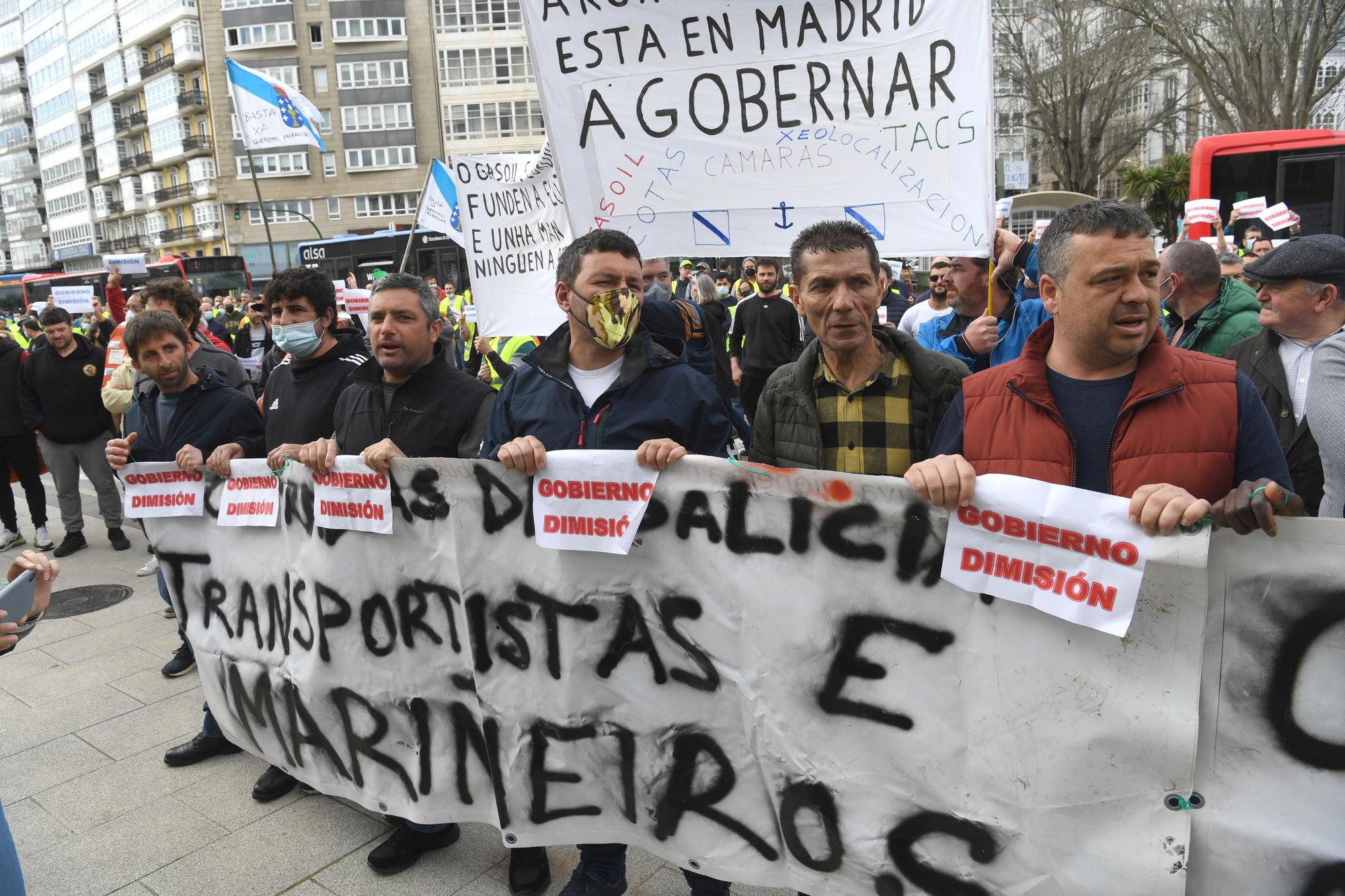 Más de 200 transportistas salen a la calle en A Coruña para exigir soluciones a la subida de los combustibles