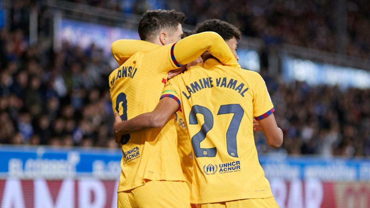 Robert Lewandowski y Lamine Yamal celebran el 0-1, obra del polaco, en el campo del Alavés.