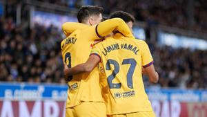 Robert Lewandowski y Lamine Yamal celebran el 0-1, obra del polaco, en el campo del Alavés.