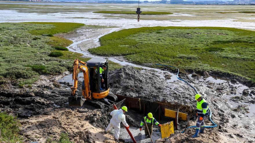 La zona intermareal en la que rompe continuamente la tubería de abastecimiento.