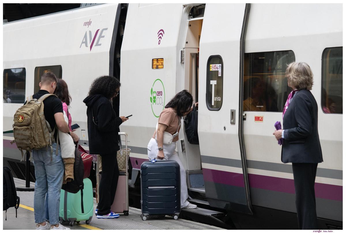 Viajeros suben a un tren AVE de Renfe.
