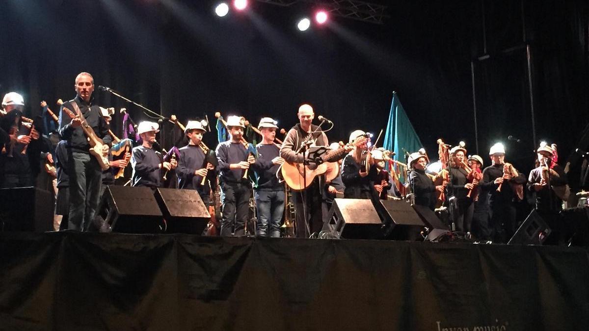 La banda, con "Celtas Cortos" en un festival en La Felguera.