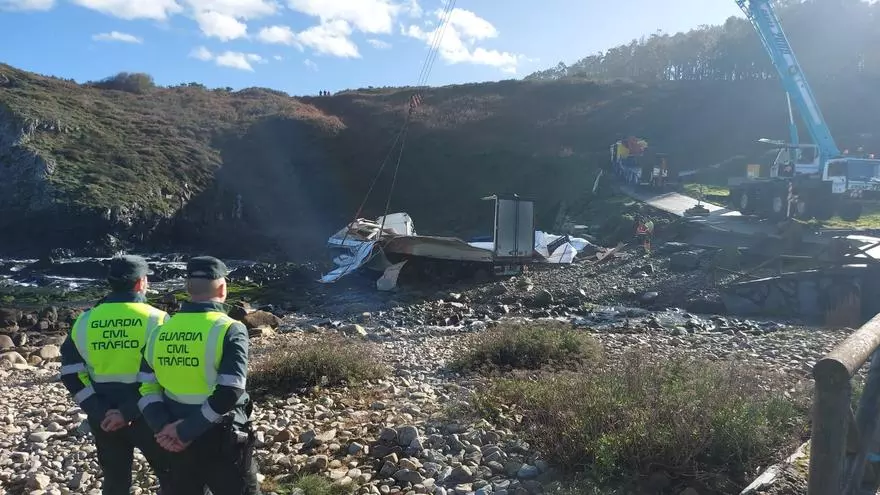 Así fue la complicada maniobra para levantar un camión volcado en una playa de La Caridad: el GPS confundió al conductor que acabo en un pedrero