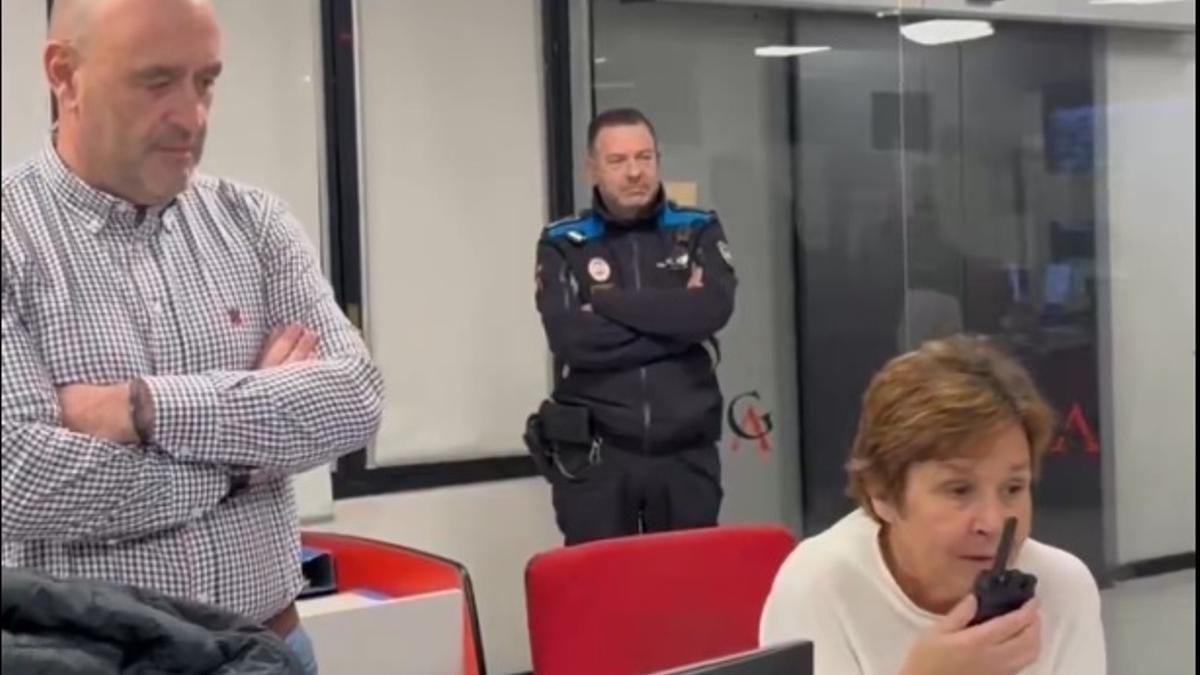 La Alcaldesa, dirigiéndose a los agentes de servicio en Nochevieja.