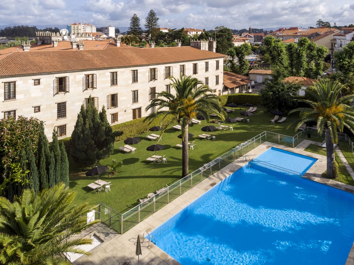 Disfruta de un baño en la piscina del Parador de Cambados.