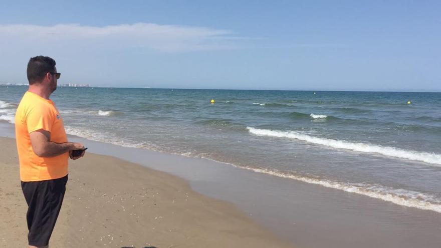 La playa, completamente vacía tras cerrarse al baño