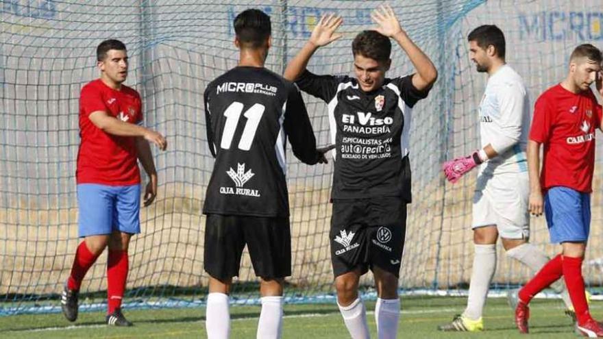 Wiki y Raúl celebran el primer tanto del encuentro jugado ayer ante el Benavente.