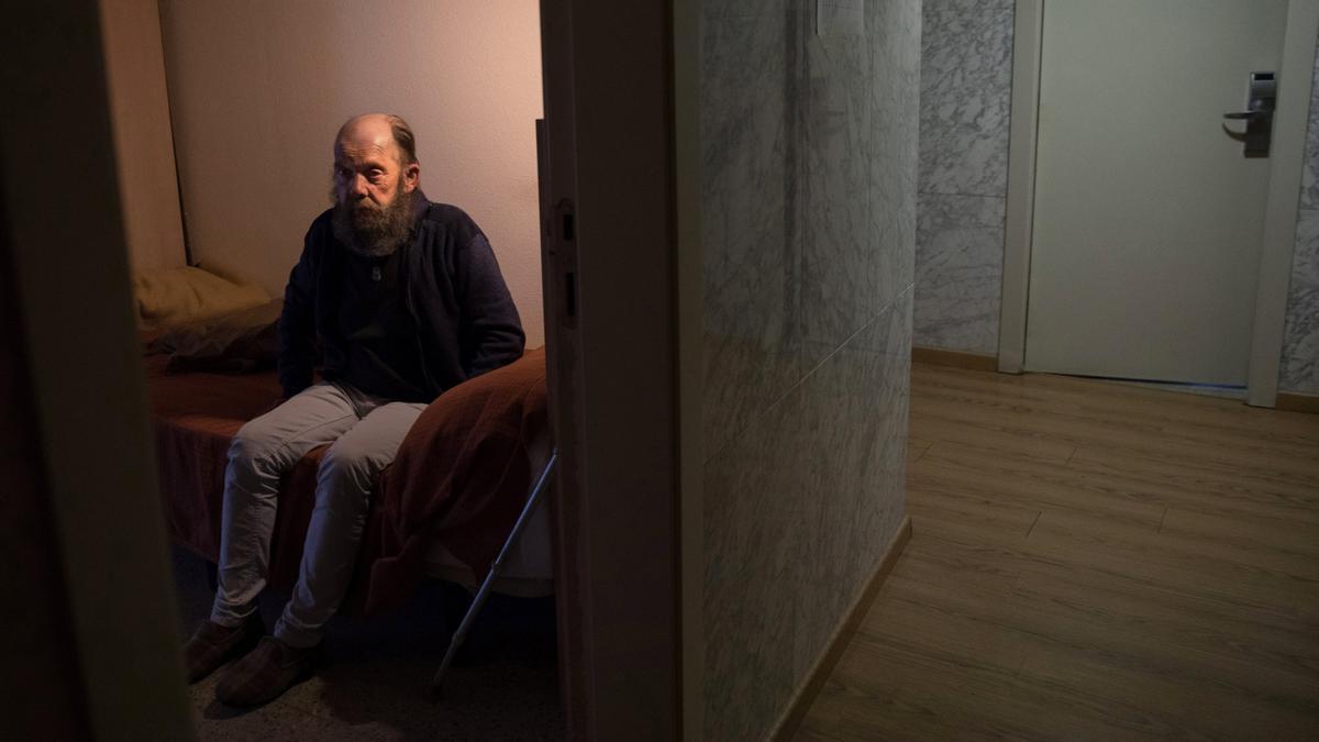 Antolín Gutiérrez, en una habitación de la residencia de Gracia donde fue trasladado después de que cerrara el pabellón de La Fira. Hace pocas semanas volvió a vivir en la calle.