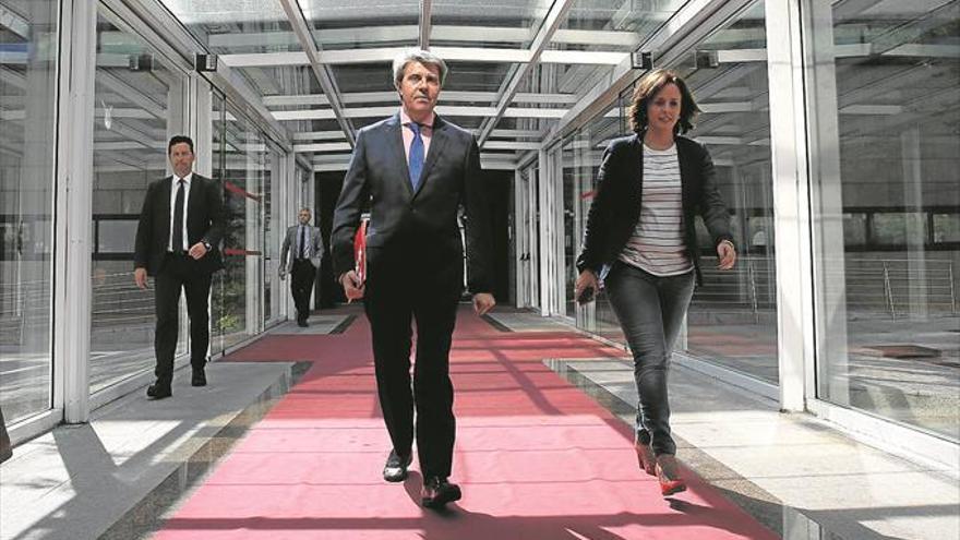 Rajoy interviene el PP de Madrid para intentar zanjar los escándalos