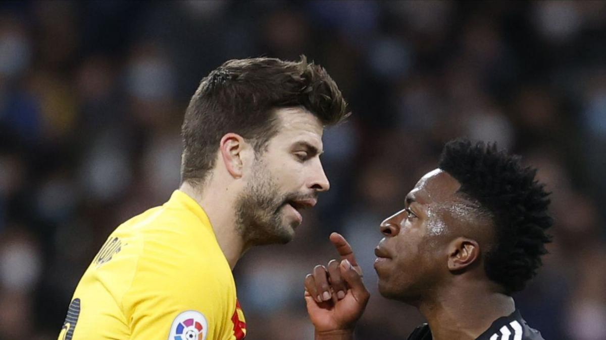 Vinicius va reclamar un penal i se les va tenir amb Piqué