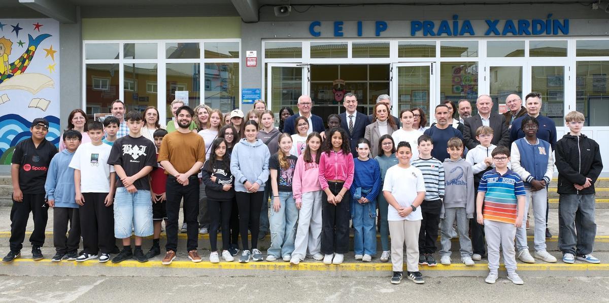 O conselleiro de Educación, profesores e alumando do CEIP Praia Xardín.