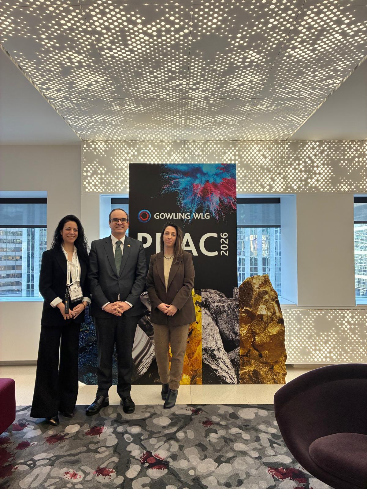 De izquierda a derecha; Patricia Núñez, coordinadora de Relaciones Institucionales y empresariales de ISMC; Alfredo Martínez, embajador de España en Canadá y Laura Quijano, coordinadora técnica de Operaciones de ISMC