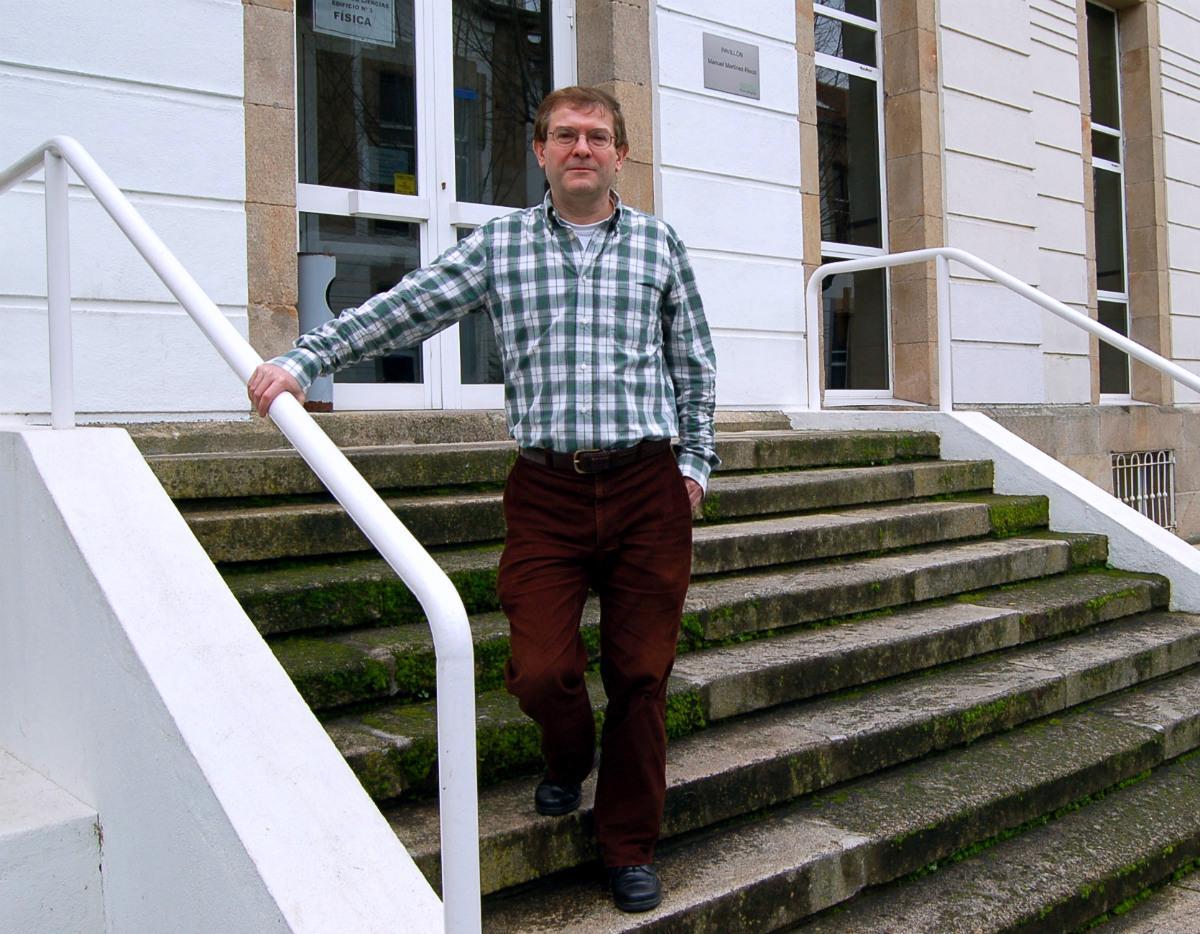 Antonio Ferriz, en el edificio de la Escuela de Aeronáutica de Ourense.