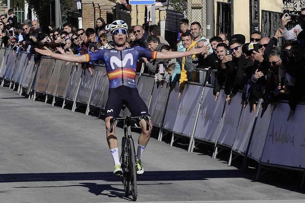 El español Iván Romeo, del Movistar, celebra su victoria este jueves tras ganar la segunda etapa de la 72ª edición de la Vuelta Ciclista Andalucía-Ruta del Sol, de 138 kilómetros entre Torrox (Málaga) y Otura (Granada), un triunfo que le valió, además, para convertirse en el nuevo líder de la clasificación generaL