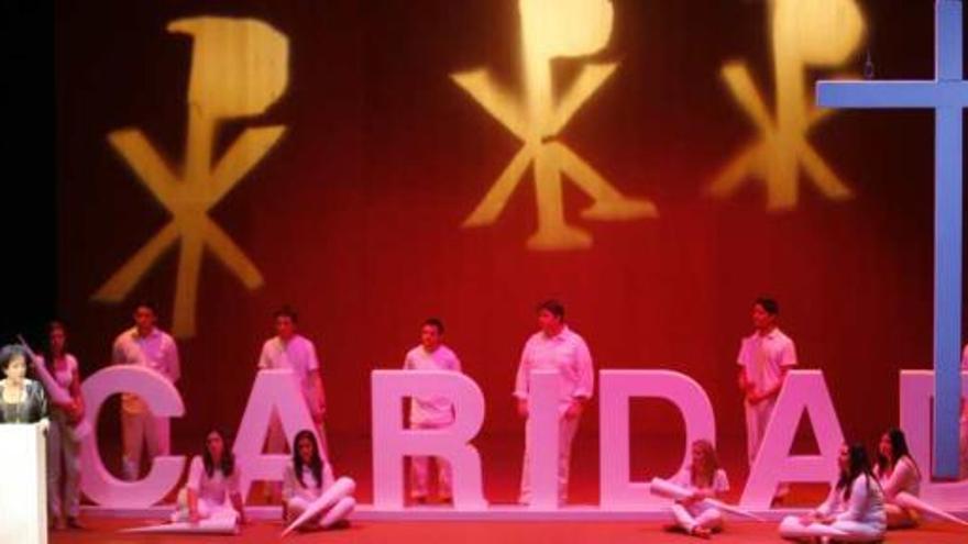 María del Carmen Ledesma durante su  pregón en un escenario lleno de luz.