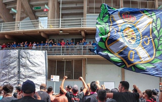 Aliento de la afición a la plantilla del CD Tenerife en el Heliodoro antes del partido ante el Girona