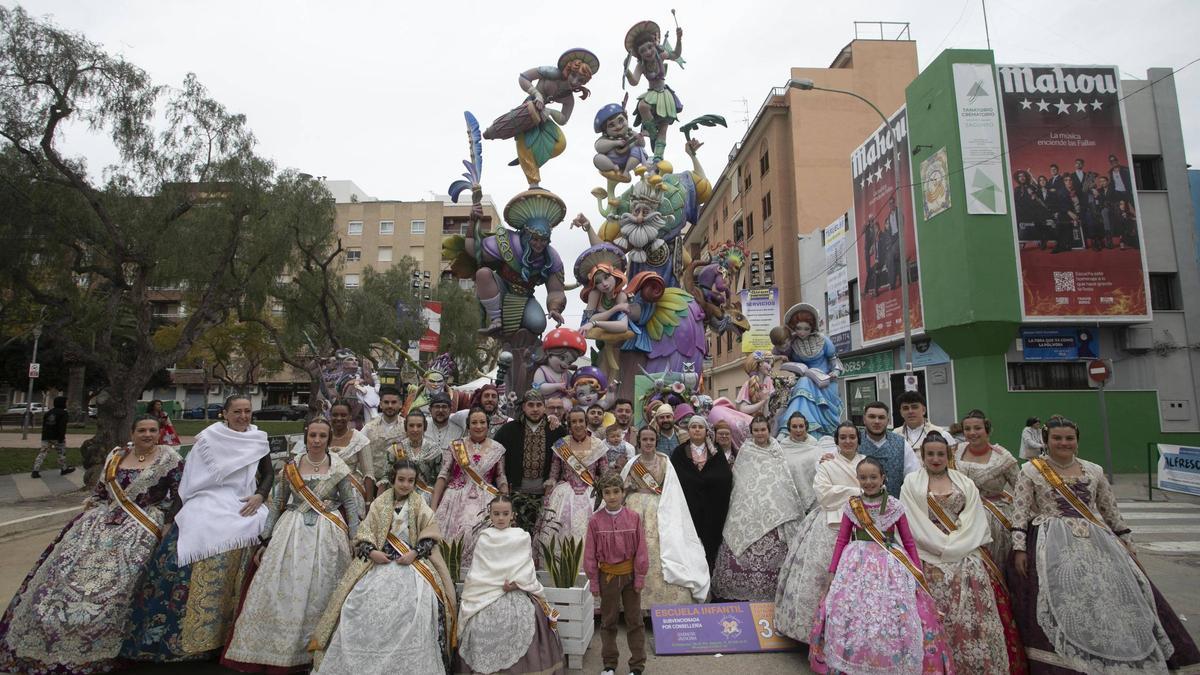 Falleros de El Palleter delante del monumento de su 50 aniversario.