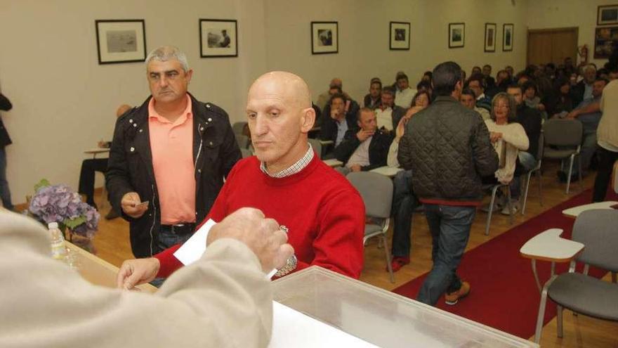 Tomás Fajardo, presidente de la federación gallega, vota en las últimas elecciones de las cofradías.