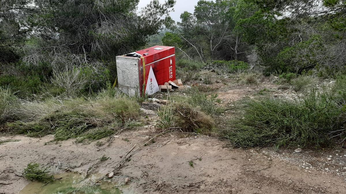 El cajero reventado fue abandonado en un paraje cercano a San Miguel de Salinas