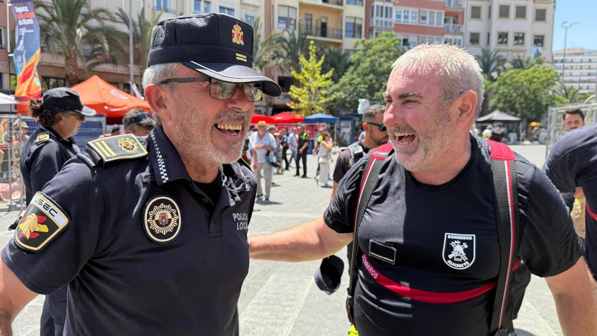 Toda una vida de servicio: Luceros despide a un policía y un bombero de Alicante