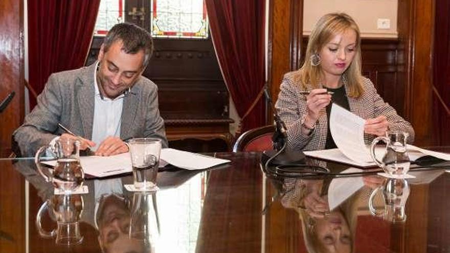 Ferreiro y Martínez, ayer en la firma del convenio de cesión.