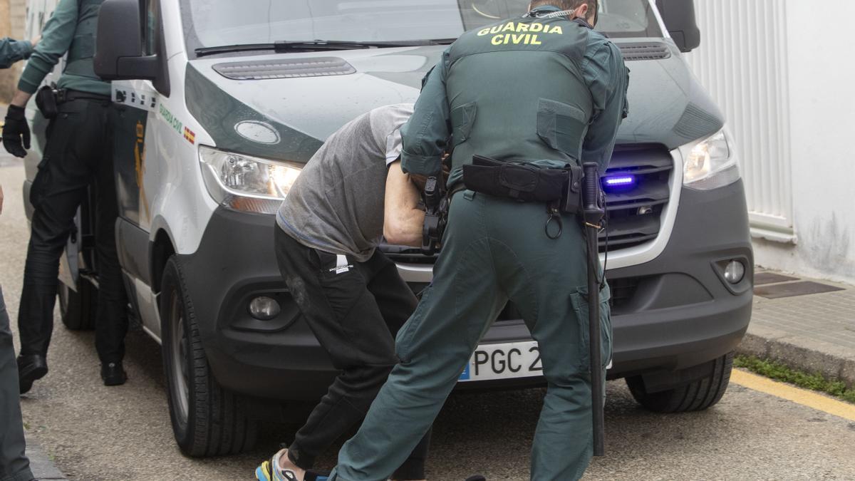 Agentes de la Guardia Civil trasladan a los detenidos a los juzgados de Barbate.